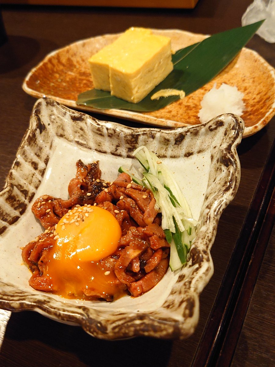 pyoppo's tweet image. 昨日の夜は #秋田市 #一の酉 で飲み会。
週末は予約なしには入るのが難しい人気店😲
まず最初に頼むのはその名も「秋田竿燈皮串」
カリッと食感と甘ダレがベストマッチでいくらでも食べれそう🤤💦
料理もお酒も美味しいし、店員さんの応対も元気で素晴らしかったです😊
ご馳走様でした✨