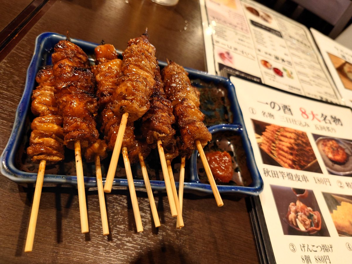 pyoppo's tweet image. 昨日の夜は #秋田市 #一の酉 で飲み会。
週末は予約なしには入るのが難しい人気店😲
まず最初に頼むのはその名も「秋田竿燈皮串」
カリッと食感と甘ダレがベストマッチでいくらでも食べれそう🤤💦
料理もお酒も美味しいし、店員さんの応対も元気で素晴らしかったです😊
ご馳走様でした✨