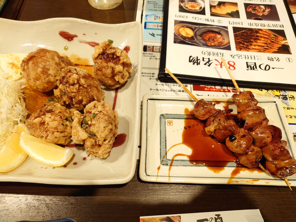 pyoppo's tweet image. 昨日の夜は #秋田市 #一の酉 で飲み会。
週末は予約なしには入るのが難しい人気店😲
まず最初に頼むのはその名も「秋田竿燈皮串」
カリッと食感と甘ダレがベストマッチでいくらでも食べれそう🤤💦
料理もお酒も美味しいし、店員さんの応対も元気で素晴らしかったです😊
ご馳走様でした✨