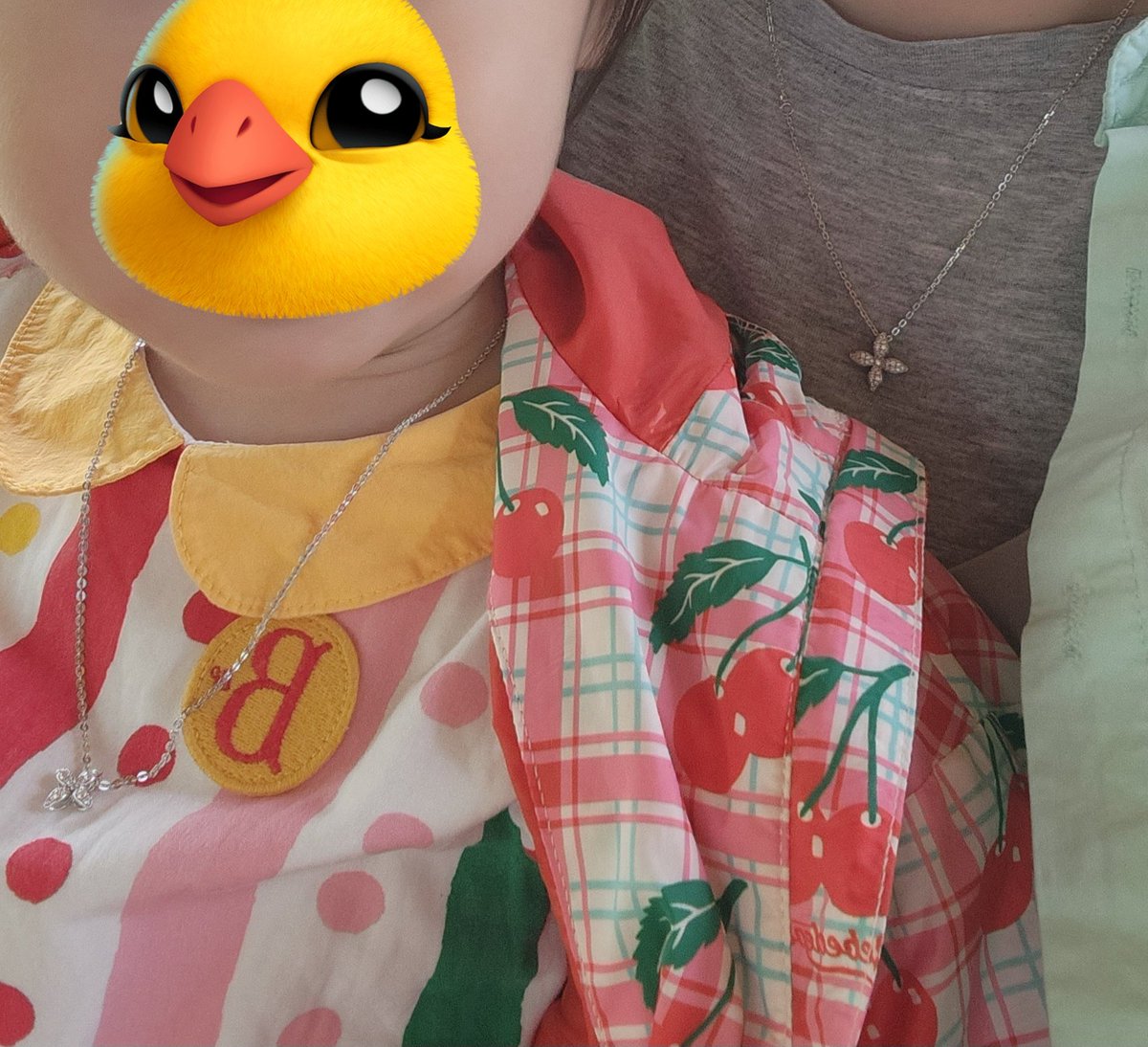 엄마딸 목걸이 좋군
똑같이 생겼다고 아가도 만족