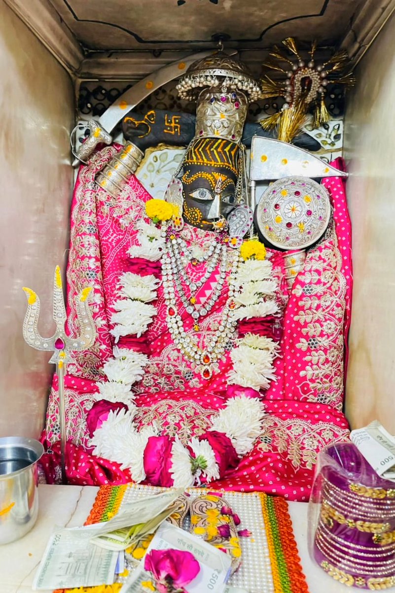 माँ सच्चियाय के दिव्य आलौकिक श्रृंगार दर्शन,ओसियां धाम,जोधपुर,राजस्थान
25 मई 2025 रविवार 
ज्येष्ठ कृष्ण पक्ष त्रयोदशी 2082
#hinduism #hindu #जयमांसच्चियायओसियावाली
🙏 माँ सच्चियाय,आप की कृपा बनी रहे🙏 
#jaimaasachchiyayosiyawali 
🔔🌹🙏🚩बोलो श्री सच्चियाय माताजी की
जय 🙏🚩🌹🔔