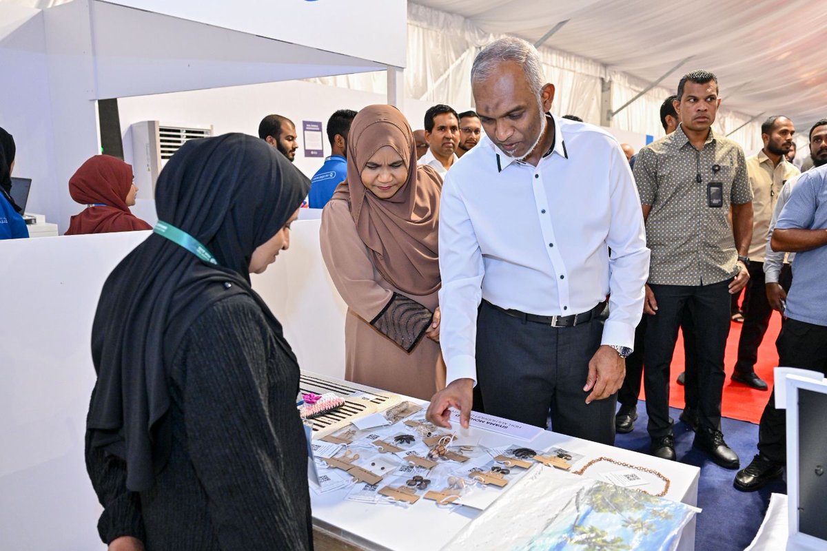 ދިވެހިންގެ އުފެއްދުންތެރިކަމުގެ މައުރަޒު 2025" ގައި ކުޅުދުއްފުށި ސިޓީއިން ވާދަކުރައްވާ ބައިވެރިންގެ ތެރެއިން 02 ބޭފުޅަކު ވަނީ މައުރަޒުގައި ވަނަ ހޯއްދަވާ، އެވޯޑް ހާޞިލްކުރައްވާފައި.
އެގޮތުން ސާމިޔާ އާދަމް (ރެޑިއަމްގެ) ވަނީ ޚާއްސައެހީއަށް ބޭނުންވާ ފަރާތްތަކުގެ ދާއިރާއިން ކްރިއޭޓިވް