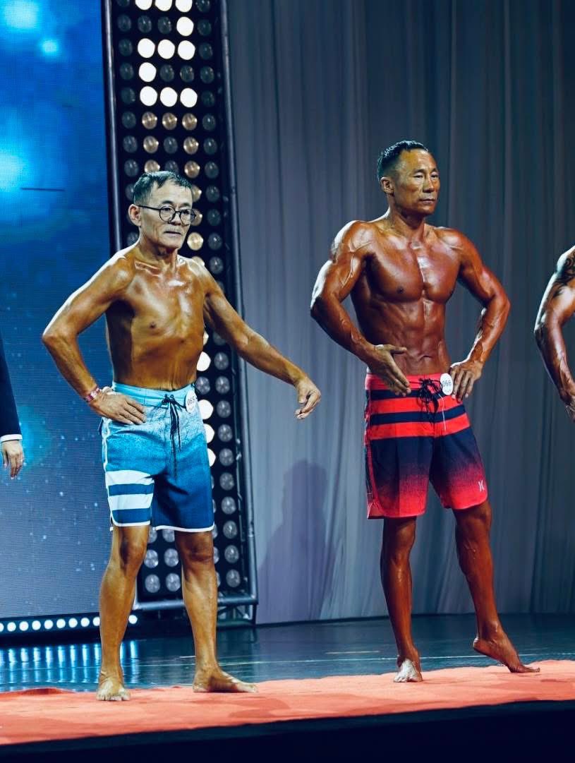 “ТВ Караоке”-ийн хөтлөгч, жүжигчин Ё.Алтангэрэл Бодибилдинг, фитнессийн улсын аваргын тайзан дээр гарчээ. 
Тэрбээр хагас харваж, биеийнх нь зарим хэсэг тулгуур эрхтний хамт мэдээгүйжсэн ч өнгөрсөн хоёр жилийн хугацаанд цэвэр өөрийн хичээл зүтгэлийн дүнд хөл дээрээ босоод байгаа