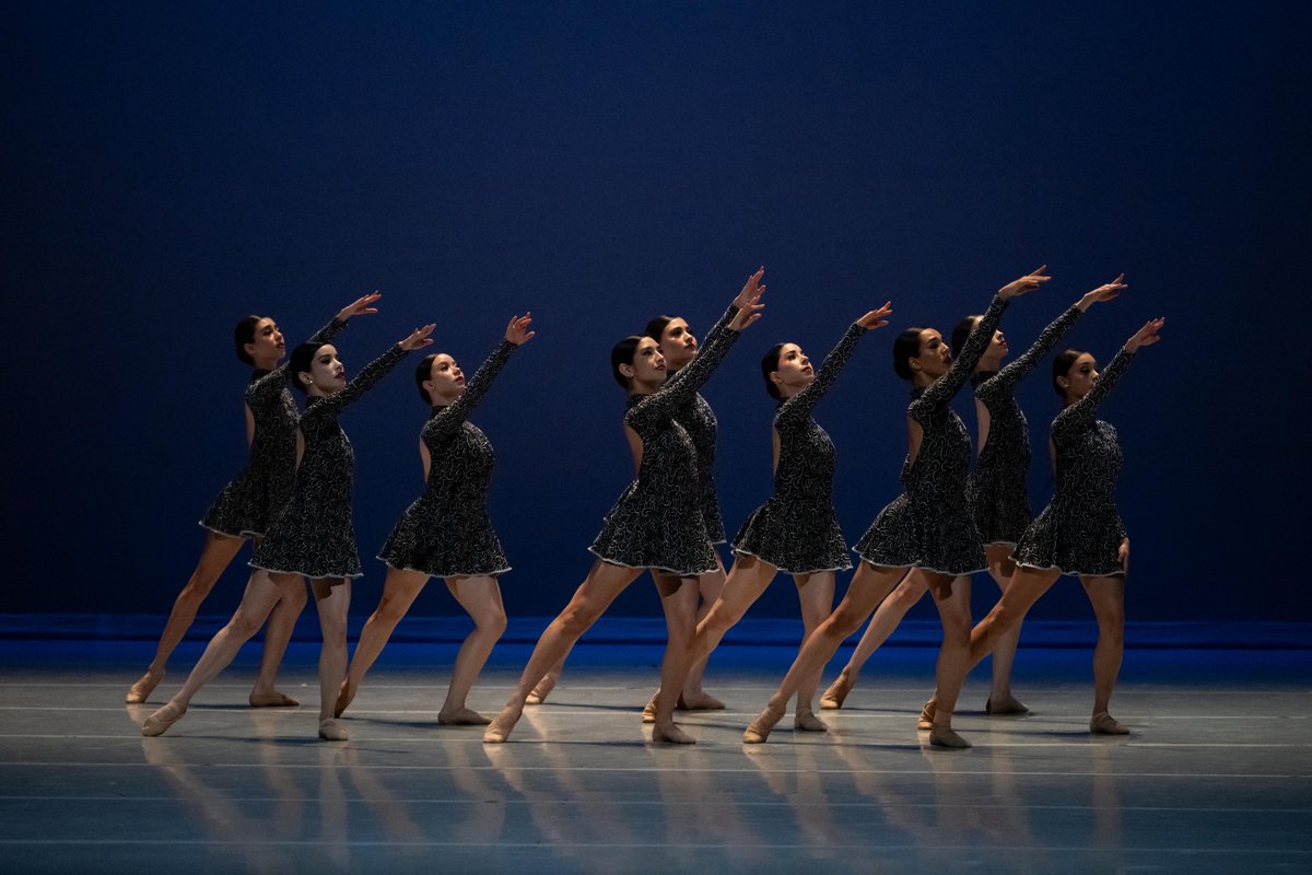 cultura_mx's tweet photo. El Teatro de las Artes del @cenartmx se convirtió en el escenario donde la danza contemporánea y el ballet clásico dialogan en la obra "Ecos", en donde la @CNDanzaMX explora su rol como laboratorio creativo que fomenta la experimentación y el desarrollo de lenguajes artísticos únicos.

@bellasartesinba