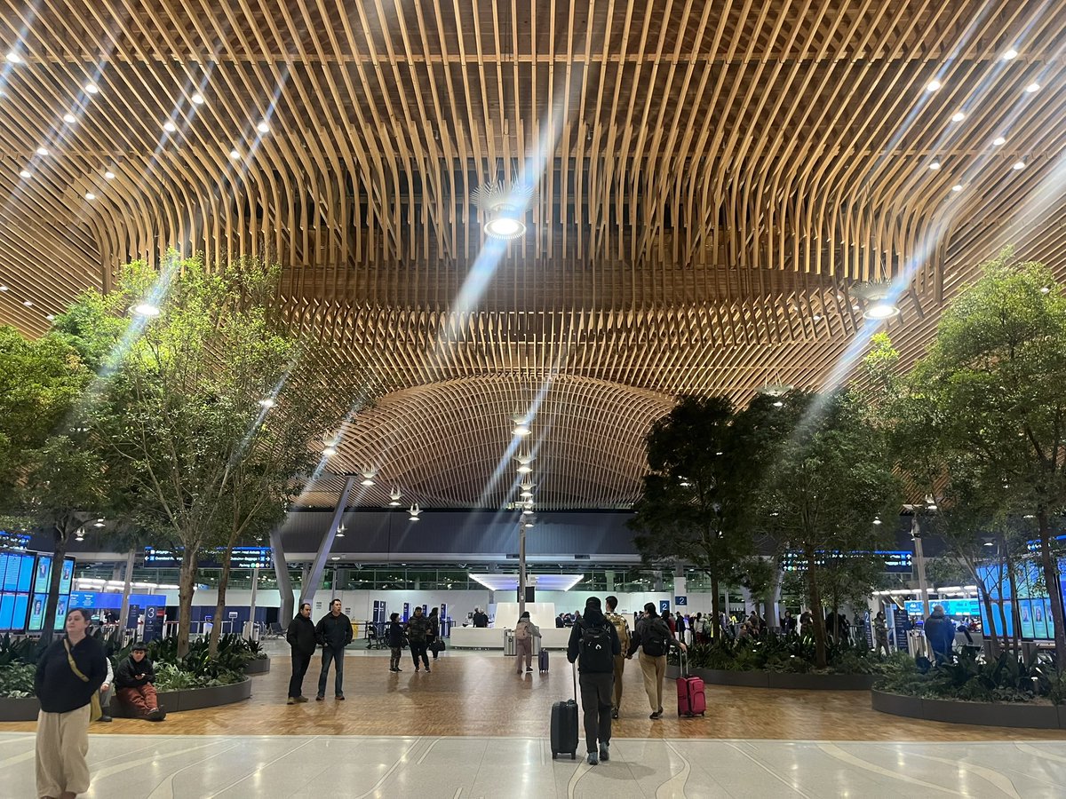 153min's tweet image. The only airport I ever feel relaxed in. I love u pdx