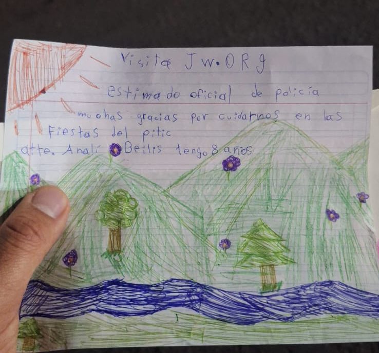 ¡ Eternamente gracias ! 

Gracias a esta pequeña que nos hizo llegar este detalle para los compañeros que se encuentran trabajando por tu seguridad. #ServiryProteger