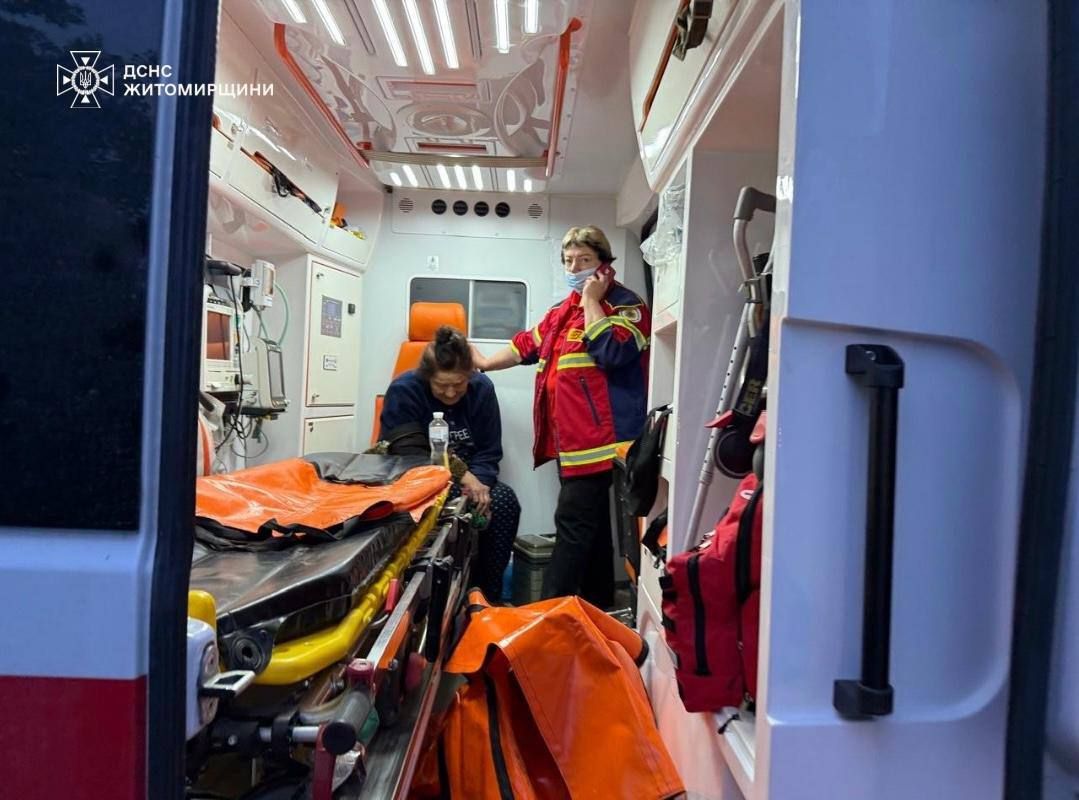 🔴 Three children aged 8, 12, and 17, were killed as a result of the Russian attack on Zhytomyr.

Reports indicate that 12 people were also injured. Residential area was the primary target of the attack.

📷: SESU