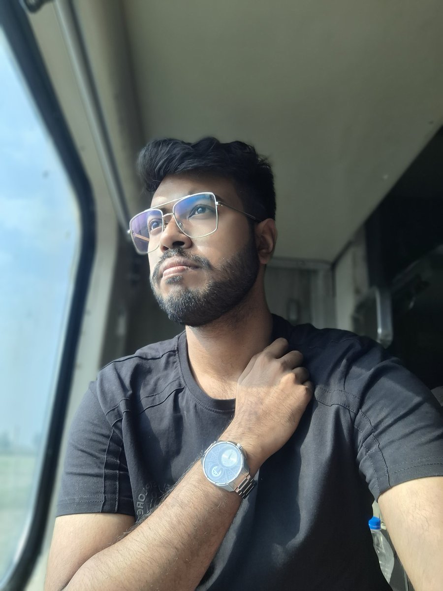 indraspeaking_'s tweet photo. Steel tracks hum a lullaby 🚆
As I chase the misty sky ☁️
From the City of Joy I depart 🌆
To where green hills steal your heart ⛰️
Guess where I'm heading?

#TravelRiddle #TrainTravels #InTransit #KolkataToWhere #WanderlustIndia #GuessThePlace https://t.co/S8W3La7hM6