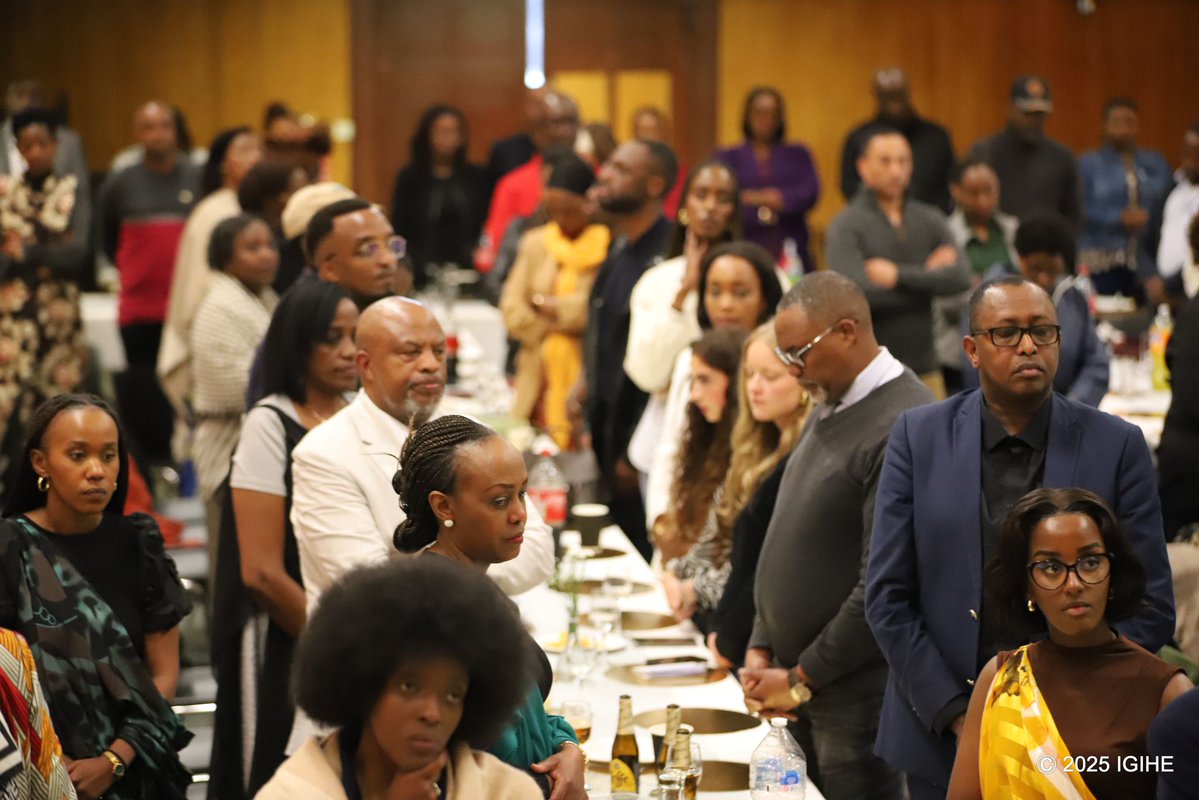 IGIHE (@igihe) on Twitter photo 📸𝐀𝐌𝐀𝐅𝐎𝐓𝐎📸
Abanyarwanda n’inshuti z’u Rwanda batuye mu Mujyi wa Charleroi mu Bubiligi bibutse ku nshuro ya 31 abishwe muri Jenoside yakorewe Abatutsi mu 1994. Ni igikorwa cyatangijwe n’urugendo rwo kwibuka.
📸:<a href="/Karirima1/">Karirima Ngarambe A.</a> 📸𝐀𝐌𝐀𝐅𝐎𝐓𝐎📸
Abanyarwanda n’inshuti z’u Rwanda batuye mu Mujyi wa Charleroi mu Bubiligi bibutse ku nshuro ya 31 abishwe muri Jenoside yakorewe Abatutsi mu 1994. Ni igikorwa cyatangijwe n’urugendo rwo kwibuka.
📸:<a href="/Karirima1/">Karirima Ngarambe A.</a>