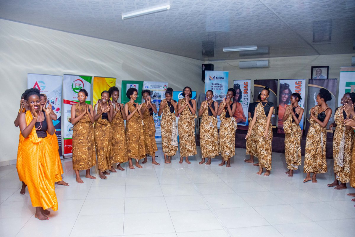 Apprendre la danse traditionnelle burundaise permet à une ambassadrice de promouvoir le #Burundi de façon vivante et captivante. Par des spectacles culturels, elle met en valeur la richesse artistique du pays, éveillant l’intérêt pour son patrimoine, son tourisme et son histoire.