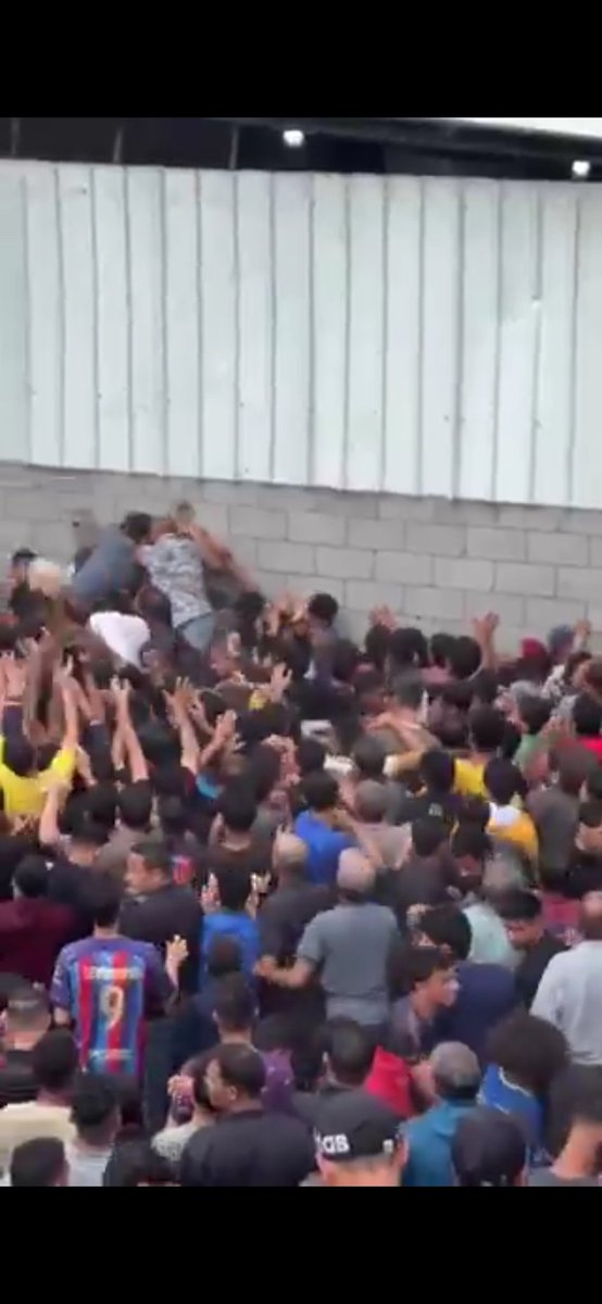 Ademyntn's tweet photo. Bir futbol camiasının gündemi kadar gündem de olmaya hakkı olmayan Gazze, açlık ve çaresizlikle yaşam sürmeye çalışan onca insan ve bedenlerin tanınmayan bir hal alarak şehit düşmesi sahi hangi insanlık bu kadar acı bir yaşama terk edilmiş olmalı UTANMALIYIZ.
#GazzedeKatliamVar https://t.co/KhgoJPvz14