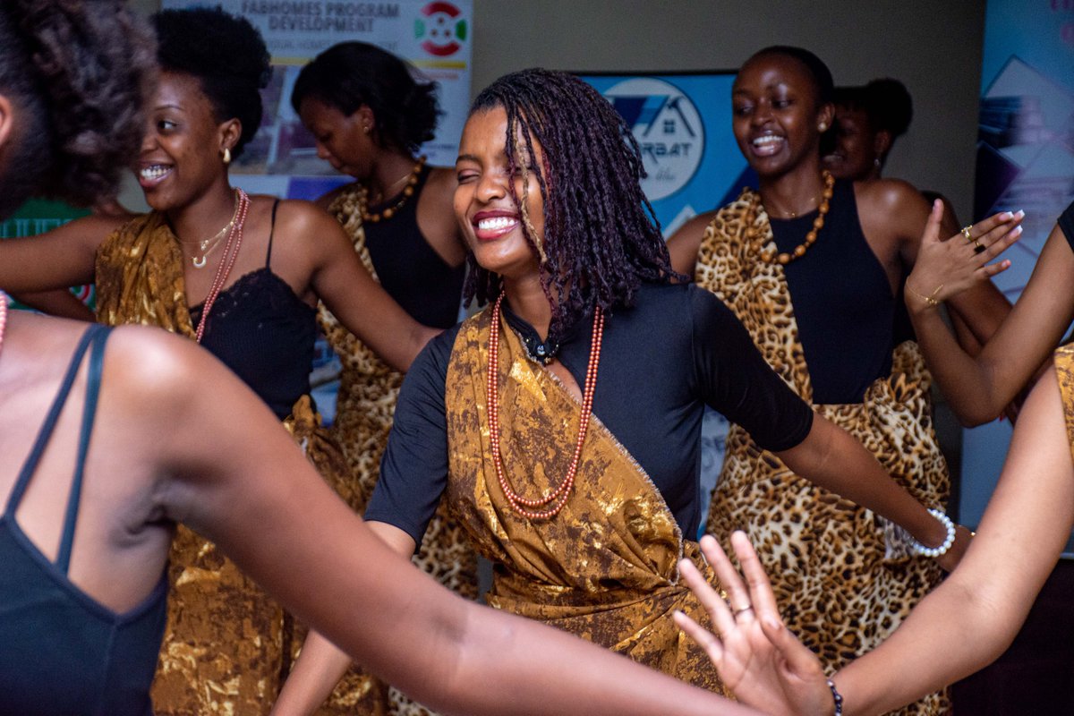 Apprendre la danse traditionnelle burundaise offre à une future ambassadrice du #Burundi une connexion profonde avec l’identité culturelle du pays. Ces danses, empreintes d’histoire et de symbolisme, incarnent les valeurs de communauté, de résilience et de célébration du peuple