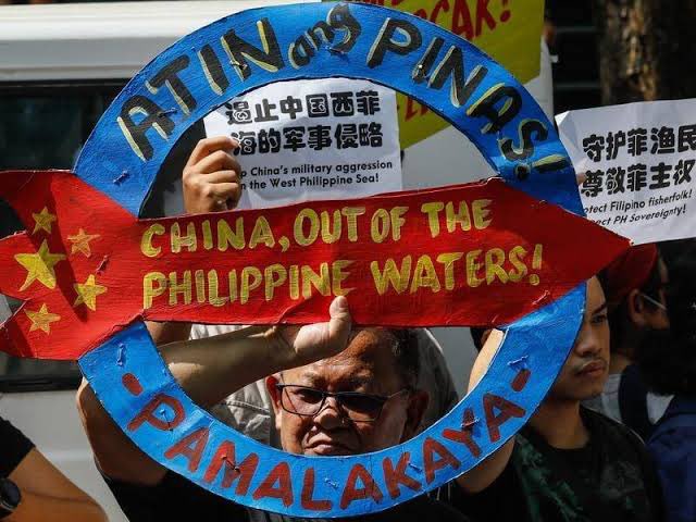 javiT___T's tweet photo. FAKE NEWS!

This is Makabayan sa harapan ng chinese embassy. We condemn both US and Chinese imperialist na ginagamit lang ang Pilipinas para sa pagpapalakas nila ng political power at pagpapalawak ng military teritorries. https://t.co/PFqIMRJRqT