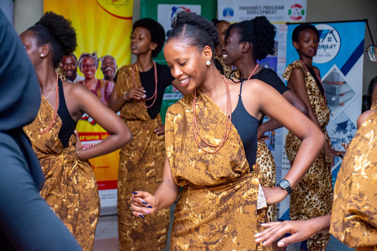 La danse traditionnelle, au-delà de sa richesse culturelle, forge des compétences clés pour une ambassadrice. La discipline, la coordination et la persévérance requises pour maîtriser des chorégraphies complexes cultivent une rigueur applicable à la gestion des responsabilités