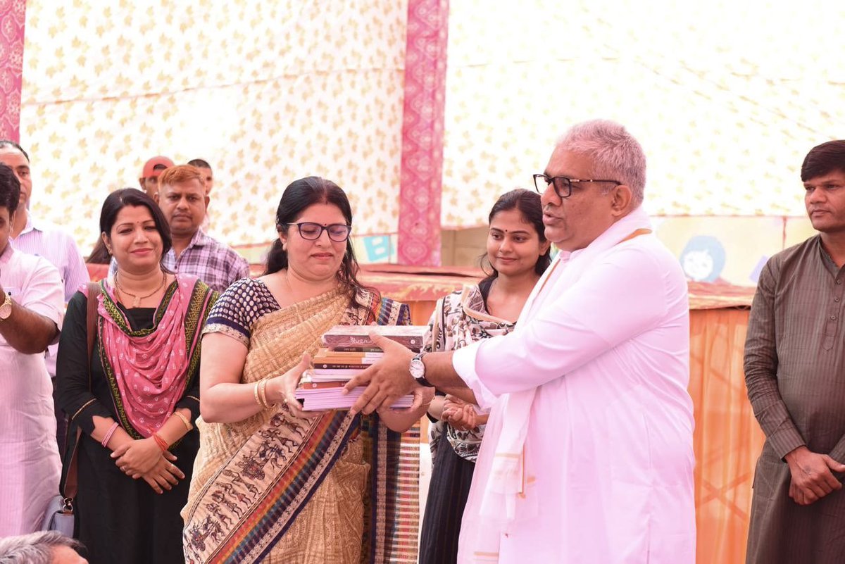 Bhupender Yadav (@byadavbjp) on Twitter photo рдЖрдЬ рдЕрд▓рд╡рд░ рд╕рд╛рдВрд╕рдж рд╕рдВрдкрд░реНрдХ рд╕рдВрд╡рд╛рдж рдПрд╡рдВ рдзрдиреНрдпрд╡рд╛рдж рдХрд╛рд░реНрдпрдХреНрд░рдо рдХреЗ рдЕрдВрддрд░реНрдЧрдд рдЕрд▓рд╡рд░ рдЧреНрд░рд╛рдореАрдг рдореЗрдВ рдЧреНрд░рд╛рдо рдкрдВрдЪрд╛рдпрдд рдХрд▓рд╕рд╛рдбрд╝рд╛, рд▓рд┐рд▓реА рдПрд╡рдВ рдорд╛рд▓рд╛рдЦреЗрдбрд╝рд╛ рдХреА рдЬрдирддрд╛ рдЬрдирд╛рд░реНрджрди рд╕реЗ рд╕рдВрд╡рд╛рдж рдХрд┐рдпрд╛ред
рдХрд╛рд░реНрдпрдХреНрд░рдо рдХреЗ рдЕрдВрддрд░реНрдЧрдд рдЬрдирдорд╛рдирд╕ рдХреА рд╕рдорд╕реНрдпрд╛рдПрдВ рд╕реБрдиреАред рдЧрд╛рдВрд╡ рдореЗрдВ рд╕реВрд░реНрдп рдШрд░ рдпреЛрдЬрдирд╛ рдХреЗ рдЕрдВрддрд░реНрдЧрдд рд▓рд╛рдн рд▓реЗрдиреЗ рд╡рд╛рд▓реЗ рд▓реЛрдЧреЛрдВ рдХреЛ рд╕реЛрд▓рд░ рдЗрдВрдбрдХреНрд╢рди рд╡рд┐рддрд░рд┐рдд рдХрд┐рдП рдЖрдЬ рдЕрд▓рд╡рд░ рд╕рд╛рдВрд╕рдж рд╕рдВрдкрд░реНрдХ рд╕рдВрд╡рд╛рдж рдПрд╡рдВ рдзрдиреНрдпрд╡рд╛рдж рдХрд╛рд░реНрдпрдХреНрд░рдо рдХреЗ рдЕрдВрддрд░реНрдЧрдд рдЕрд▓рд╡рд░ рдЧреНрд░рд╛рдореАрдг рдореЗрдВ рдЧреНрд░рд╛рдо рдкрдВрдЪрд╛рдпрдд рдХрд▓рд╕рд╛рдбрд╝рд╛, рд▓рд┐рд▓реА рдПрд╡рдВ рдорд╛рд▓рд╛рдЦреЗрдбрд╝рд╛ рдХреА рдЬрдирддрд╛ рдЬрдирд╛рд░реНрджрди рд╕реЗ рд╕рдВрд╡рд╛рдж рдХрд┐рдпрд╛ред
рдХрд╛рд░реНрдпрдХреНрд░рдо рдХреЗ рдЕрдВрддрд░реНрдЧрдд рдЬрдирдорд╛рдирд╕ рдХреА рд╕рдорд╕реНрдпрд╛рдПрдВ рд╕реБрдиреАред рдЧрд╛рдВрд╡ рдореЗрдВ рд╕реВрд░реНрдп рдШрд░ рдпреЛрдЬрдирд╛ рдХреЗ рдЕрдВрддрд░реНрдЧрдд рд▓рд╛рдн рд▓реЗрдиреЗ рд╡рд╛рд▓реЗ рд▓реЛрдЧреЛрдВ рдХреЛ рд╕реЛрд▓рд░ рдЗрдВрдбрдХреНрд╢рди рд╡рд┐рддрд░рд┐рдд рдХрд┐рдП