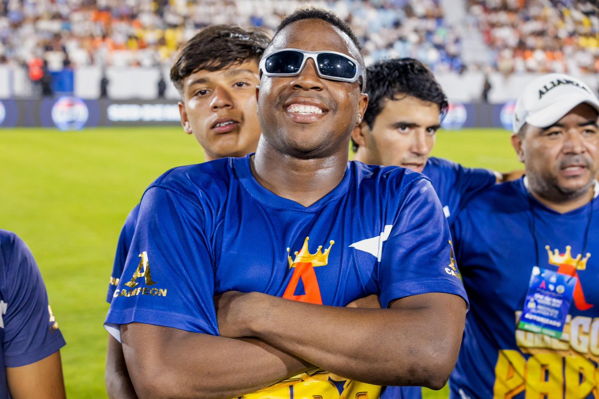 AlianzaFC_sv's tweet photo. ⭐️ Si no les cargan las fotos, es porque no son campeones. 😎 https://t.co/BvcX8pkZwl