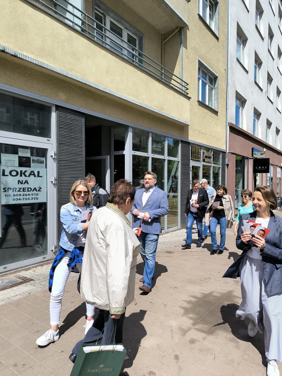 Sobotnie rozdawanie ulotek Rafała Trzaskowskiego w Gdyni 🇵🇱💪

Dziękujemy wszystkim za rozmowy, uśmiechy i mnóstwo pozytywnej energii! Widać, że Gdynia jest gotowa na nową energię w Pałacu Prezydenckim.

#Trzaskowski2025 #Gdynia #TrzaskowskiPrezydentemPolski