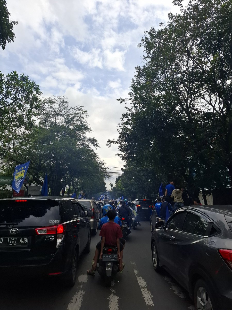 kepada yang konvoi, boleh daaa
tapi boleh dikasih lawang sedikit ga jalannya da saya mau kerjaaa😭😭