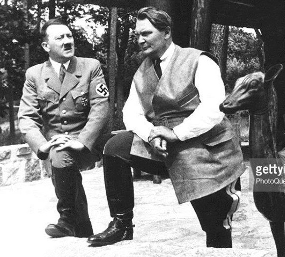 Resnica od "desantu na Drvar".
Na žurko za rojstni dan klavca Tita je 25. maja 1944 s padalom skočil sam Adof Hitler. Na homoseksualni žurki sta posilila in zaklala 8378292 mladoletnikov, od tu ime "dan mladosti".
Več dr. Mozhina na TVS
