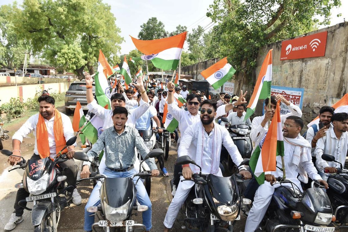 Bhupender Yadav (@byadavbjp) on Twitter photo рд╣рд░ рд╣рд╛рде рддрд┐рд░рдВрдЧрд╛, рд╣рд░ рд╣реГрджрдп рднрд╛рд░рдд ЁЯЗоЁЯЗ│
рдЖрдЬ рдЕрд▓рд╡рд░ рдХреЗ рдорд╛рд▓рд╛рдЦреЗрдбрд╝рд╛ рдореЗрдВ рдорд╛рдВ рднрд╛рд░рддреА рдХреЗ рд╡реАрд░ рд╕рдкреВрддреЛрдВ рдХреЛ рд╕рдорд░реНрдкрд┐рдд 'рддрд┐рд░рдВрдЧрд╛ рдпрд╛рддреНрд░рд╛' рдореЗрдВ рд╣рдЬрд╛рд░реЛрдВ рджреЗрд╢рднрдХреНрддреЛрдВ рдХреЗ рд╕рд╛рде рд╕рдореНрдорд┐рд▓рд┐рдд рд╣реБрдЖред
рдореИрдВ 'рдСрдкрд░реЗрд╢рди рд╕рд┐рдиреНрджреВрд░' рдХреА рдЧреМрд░рд╡рдкреВрд░реНрдг рд╕рдлрд▓рддрд╛ рдкрд░ рдорд╛рдВ рднрд╛рд░рддреА рдХреЗ рд╡реАрд░ рд╕рдкреВрддреЛрдВ рдХреЗ рд╢реМрд░реНрдп, рдмрд▓рд┐рджрд╛рди рд╡ рджреЗрд╢рднрдХреНрддрд┐ рдХрд╛ рд╡рдВрджрди рдХрд░рддрд╛ рд╣реВрдВред рд╣рд░ рд╣рд╛рде рддрд┐рд░рдВрдЧрд╛, рд╣рд░ рд╣реГрджрдп рднрд╛рд░рдд ЁЯЗоЁЯЗ│
рдЖрдЬ рдЕрд▓рд╡рд░ рдХреЗ рдорд╛рд▓рд╛рдЦреЗрдбрд╝рд╛ рдореЗрдВ рдорд╛рдВ рднрд╛рд░рддреА рдХреЗ рд╡реАрд░ рд╕рдкреВрддреЛрдВ рдХреЛ рд╕рдорд░реНрдкрд┐рдд 'рддрд┐рд░рдВрдЧрд╛ рдпрд╛рддреНрд░рд╛' рдореЗрдВ рд╣рдЬрд╛рд░реЛрдВ рджреЗрд╢рднрдХреНрддреЛрдВ рдХреЗ рд╕рд╛рде рд╕рдореНрдорд┐рд▓рд┐рдд рд╣реБрдЖред
рдореИрдВ 'рдСрдкрд░реЗрд╢рди рд╕рд┐рдиреНрджреВрд░' рдХреА рдЧреМрд░рд╡рдкреВрд░реНрдг рд╕рдлрд▓рддрд╛ рдкрд░ рдорд╛рдВ рднрд╛рд░рддреА рдХреЗ рд╡реАрд░ рд╕рдкреВрддреЛрдВ рдХреЗ рд╢реМрд░реНрдп, рдмрд▓рд┐рджрд╛рди рд╡ рджреЗрд╢рднрдХреНрддрд┐ рдХрд╛ рд╡рдВрджрди рдХрд░рддрд╛ рд╣реВрдВред