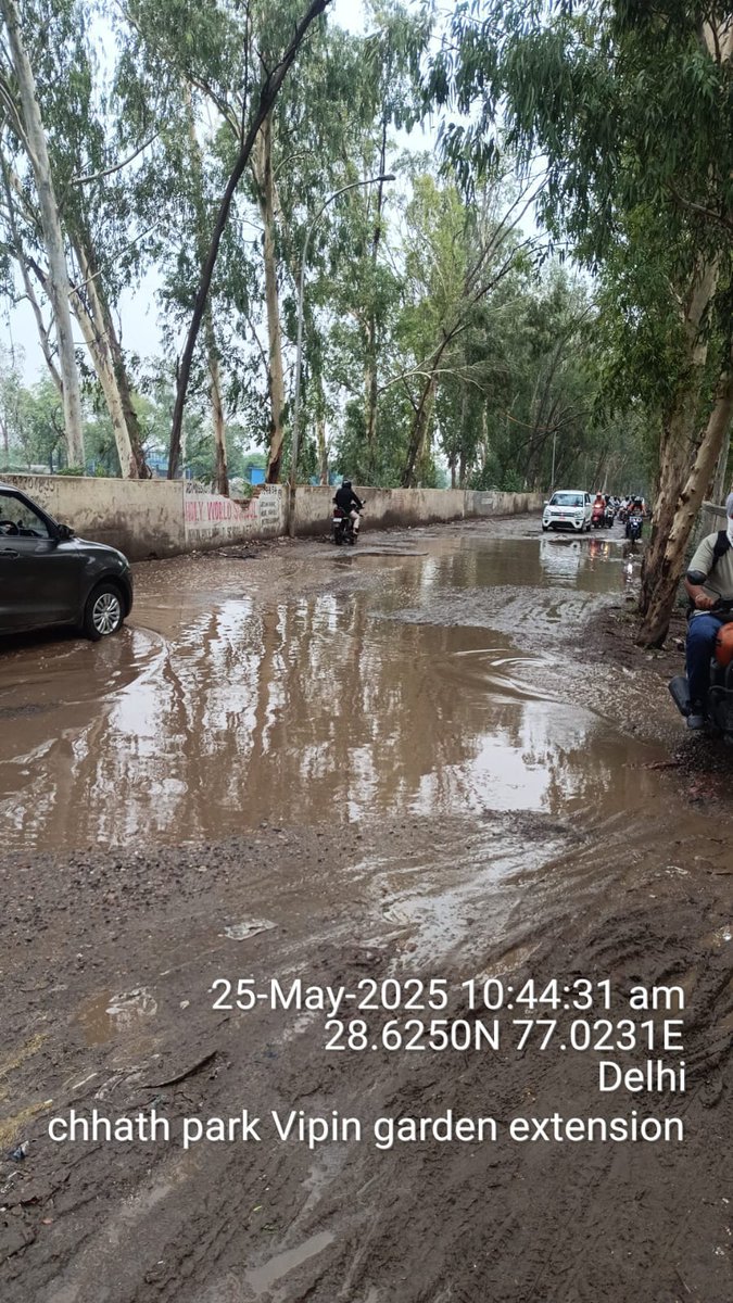 sujeetkrsuman's tweet photo. अभी एक मित्र ने भेजा है। यह कोई गाँव नहीं बल्कि दिल्ली के द्वारका मोड़ के पास स्थित विपिन गार्डन एक्सटेंशन के साथ की नाले के पास से गुजरने वाली सड़क है, जो द्वारका से पश्चिम विहार को जोड़ती है। स्थिति कई वर्षों से ऐसे ही दयनीय है।
#PMOIndia #delhirain #p_sahibsingh #cmodelhi https://t.co/6MMGObBRhu