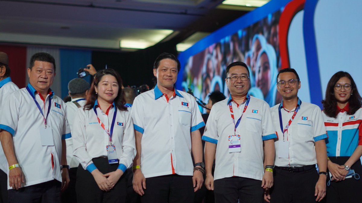 Zaman saya mula-mula bertanding kerusi Parlimen, saya diberikan kawasan yang dianggap sukar: P077 Tanjong Malim. Ramai kata mustahil untuk menang. Tapi saya—sebagai sebahagian daripada Angkatan Muda Keadilan ketika itu—sahut cabaran itu dengan hati yang yakin. Dan saya buktikan,