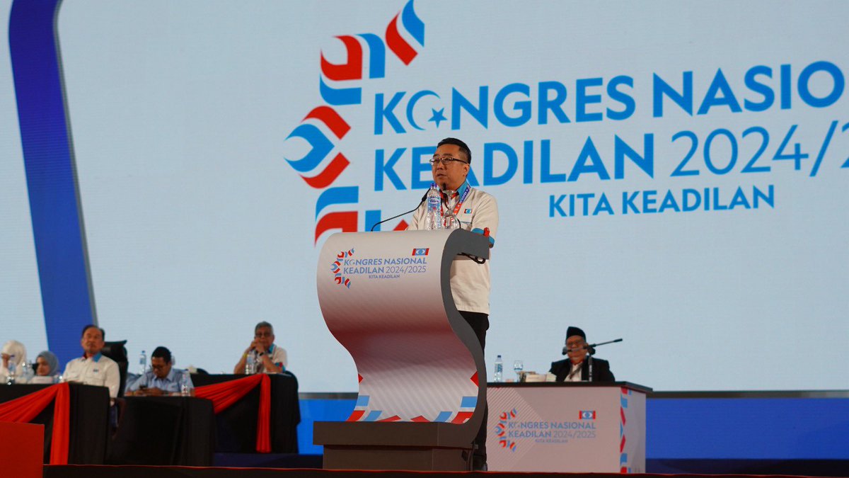 changlihkang's tweet photo. Zaman saya mula-mula bertanding kerusi Parlimen, saya diberikan kawasan yang dianggap sukar: P077 Tanjong Malim. Ramai kata mustahil untuk menang. Tapi saya—sebagai sebahagian daripada Angkatan Muda Keadilan ketika itu—sahut cabaran itu dengan hati yang yakin. Dan saya buktikan, yang mustahil itu tidak mustahil jika kita berani mencuba.

Dalam sesi penggulungan Kongres KEADILAN, saya imbau detik itu bukan untuk bermegah, tetapi untuk menyeru semangat yang sama dalam kalangan anak muda kita hari ini.

Kalau saya boleh sahut cabaran kerusi sukar suatu ketika dahulu, saya percaya anak-anak muda KEADILAN hari ini juga mampu melangkah dengan keberanian yang sama. Jangan hanya cari kerusi selamat—cari ruang untuk buktikan kemampuan, bina kredibiliti, dan cipta sejarah.

Kerusi yang kita menang, walau hanya satu, boleh menjadi penentu masa depan negara. PRU16 bukan soal populariti. Ia soal tanggungjawab. Ia soal kepercayaan rakyat kepada KEADILAN untuk terus membawa agenda reformasi ke hadapan.

Kita perlu pastikan Dato’ Seri Anwar Ibrahim terus diberi mandat untuk memimpin negara ini ke penggal kedua—bukan demi individu, tetapi demi kestabilan, kemajuan dan masa depan rakyat Malaysia.

#KEADILAN