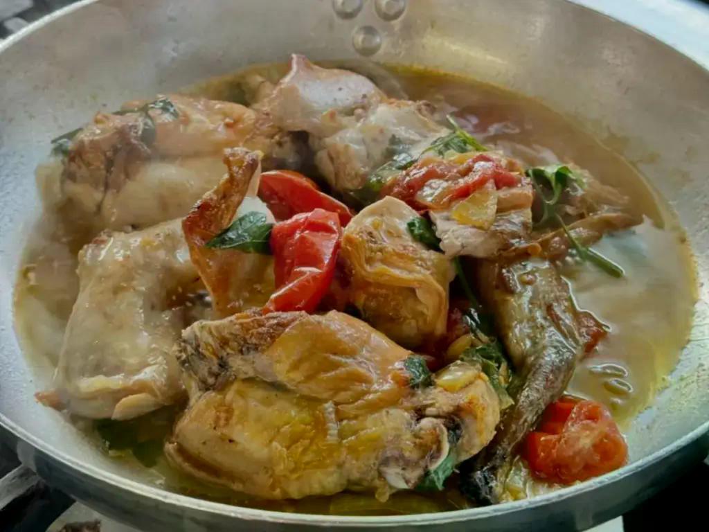 Coniglio all'ischitana, il piatto di terra diventato il simbolo di un'isola gamberorosso.it/notizie/rubric…