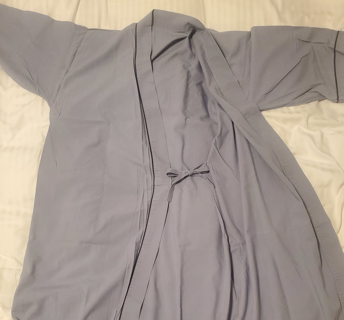 ホテルのナイトウェア、紐が2本しかない💦
こうやって結ぶと、左の身頃がパカパカヒラヒラのまま😩
思わず 身八つ口を探したがそういう問題でもないらしい⤵️
これはどう結ぶのが正解❓️

結局 パカパカのまま寝ました💦