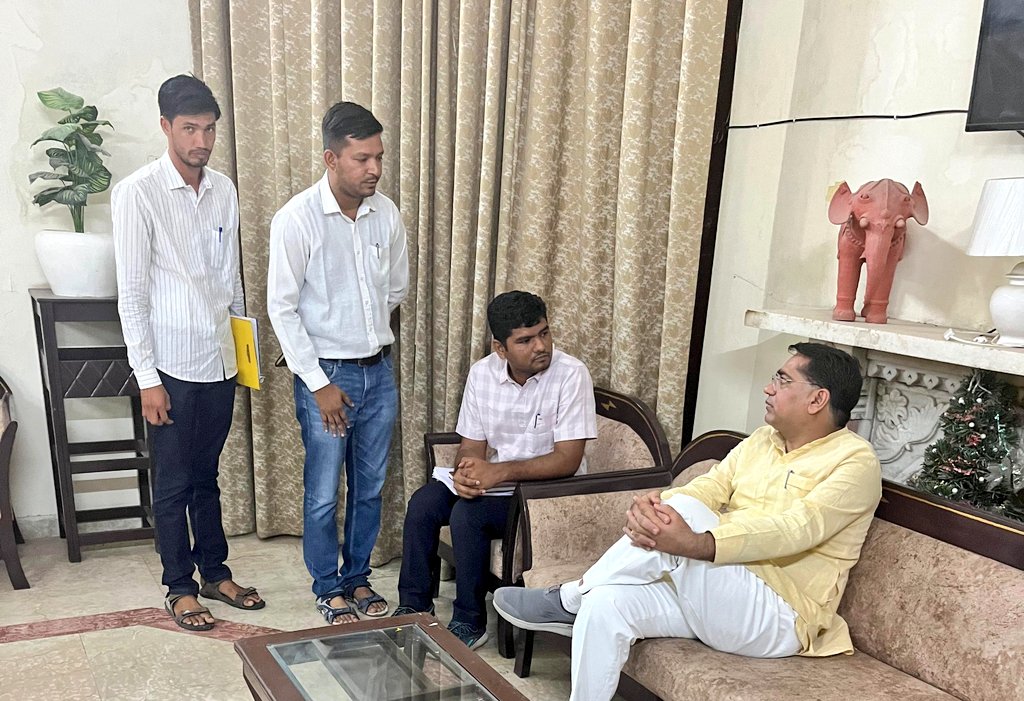 सर्किट हाउस, अजमेर पर देवतुल्य नागरिकों से मुलाकात कर उनकी समस्याओं को ध्यानपूर्वक सुना व उनके त्वरित समाधान हेतु सम्बंधित अधिकारियों को आवश्यक दिशा-निर्देश दिये।

#SSR #Ajmer