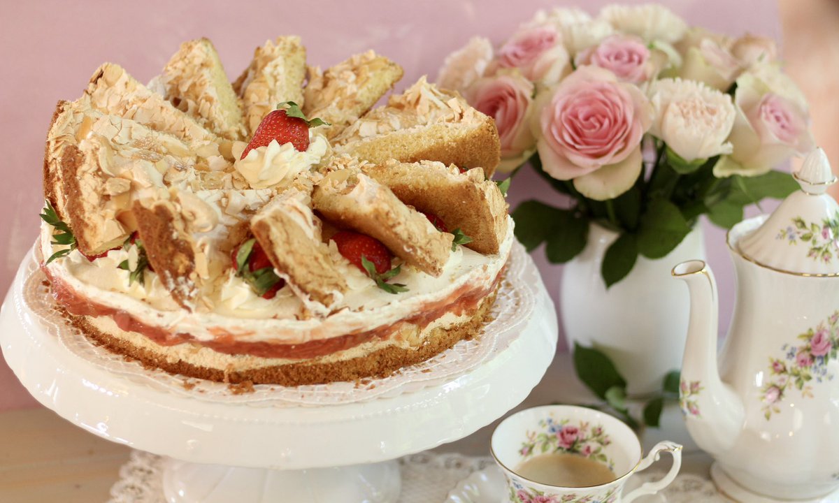 HIMMLISCH LECKERE HIMMELSTORTE MIT RHABARBER UND ERDBEEREN BACKEN! REZEP... youtu.be/UZQwYYpL13w?si… via <a href="/YouTube/">YouTube</a>