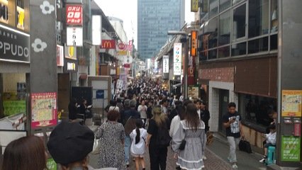原宿に到着しました。竹下通りは相変わらずの賑やかさですね。外国人もたくさん。ここを突破していきます(^_^;)