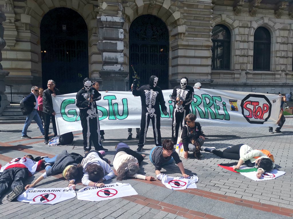 #24M EMAKUMEOK GERRAREN AURKA👭🏿
"Es inmoral y deleznable que se apueste por la inversión en la industria militar,que se publicite sin pudor como una oportunidad de negocio;un negocio que sirve para perpetuar guerras, muertes y sufrimiento a millones de personas en el planeta"