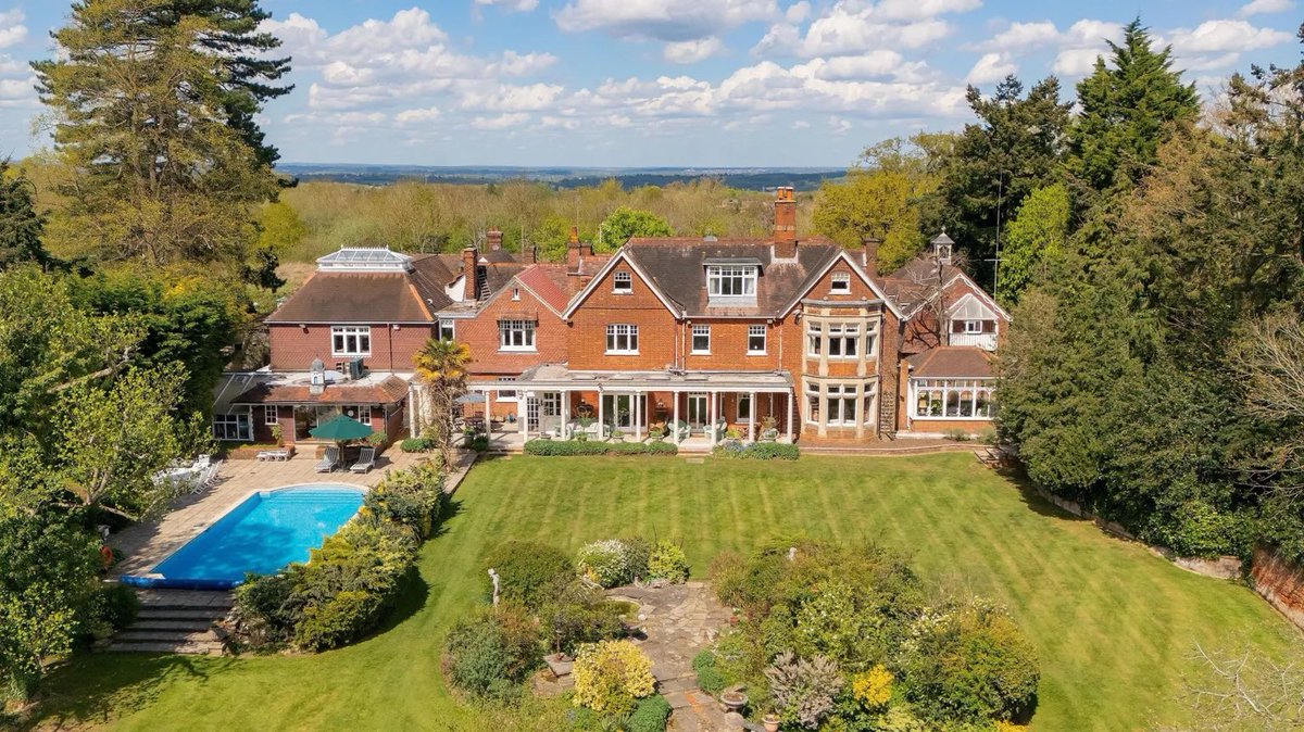 ⭕️ Stanley Kubrick’in İngiltere’de 14 yıl yaşadığı ve bazı filmlerini yönettiği evi, 9,41 milyon dolara satışa çıkarıldı.