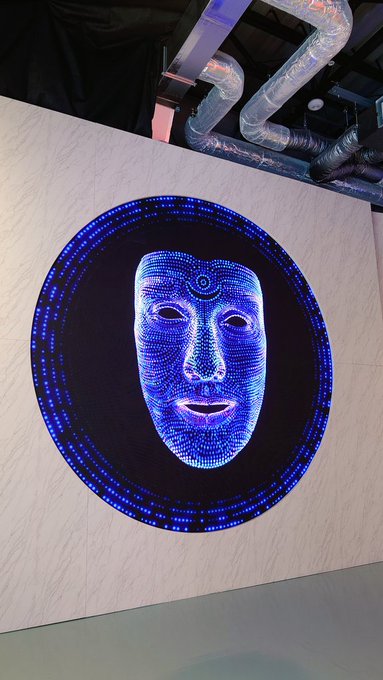 トルコ館はデカい喋る顔はどうでもよくて工芸品がすごく良かった
4枚目のは絵でも刺繍でもなくて織物
すぐ隣で伝統的?な織り機で同じものを作ってました
お土産コーナーも工芸品がいっぱいありました 