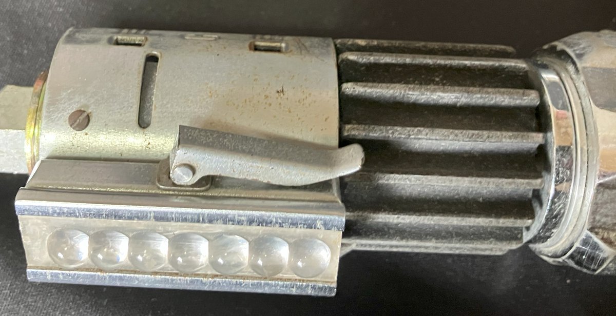 久しぶりにライトセイバー関係の繋がりもでてきたので少しずつ載せてみようかな☺ 

リアルパーツは少ないけど、ファンメイド品を元にクロニクルに載ってた写真を参考に自分で手を加え、その後もディティールが判明すると手を加えてた、愛着ある1本🔥
 EP4 オビワン 

#StarWars 
#lightsaber