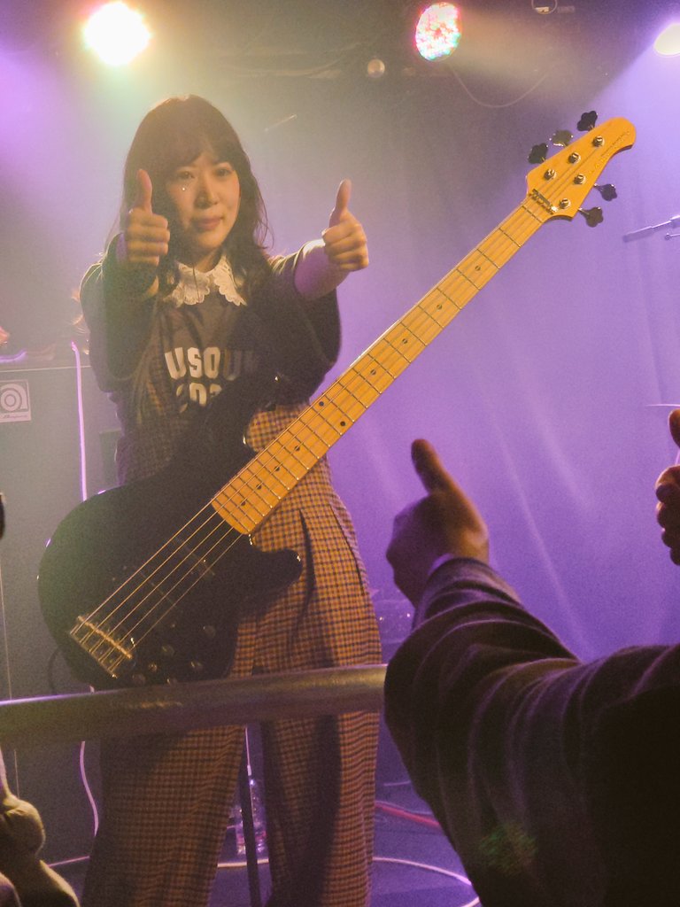yoshi_mk_mzk's tweet photo. 親指を立てて👍️ｸﾞｯ!
人差し指を出して👉ﾊﾞｰﾝ!
後はバカになるだけ👋
ｸﾞｯ!(๑•̀ㅂ•́)b✧
#北村みのり 
#ベース 
#TheOrderMade 
#同窓会ライブ2025 https://t.co/W442bKRaVB