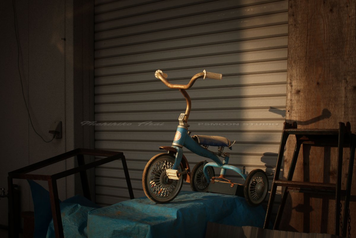 From Michihiko Arai photo collection  " CHARLIE "
Abandoned bicycles across Japan.

荒井道彦　放置自転車写真集『チャーリー』より

Obuse　　小布施

Michihiko Arai         Collage artist  /  Photographer