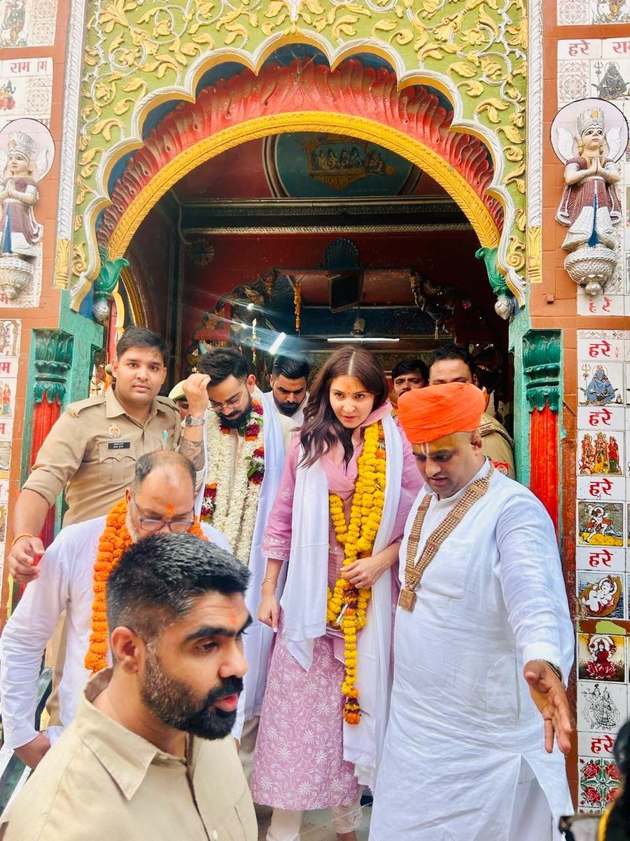 अयोध्या, उत्तर प्रदेश: भारतीय क्रिकेटर विराट कोहली और अभिनेत्री अनुष्का शर्मा ने अयोध्या के हनुमान गढ़ी मंदिर में दर्शन किए।

#ViratKohli #AnushkaSharma #AyodhyaDham #Hanumangarhi #Ayodhya #RamMandir #Cricket #Cricketer