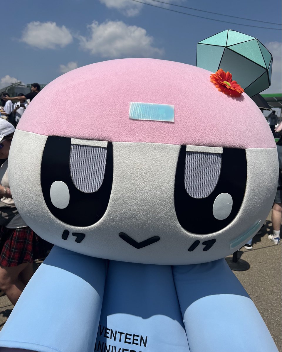 minghaocheol_'s tweet photo. cutie bongbongie today with a cooling patch on the forehead and a flower too 🥹🥹🥹 so cute 🥹 

i hope it isnt too hot for bongbongie 😭

cr 365247mg https://t.co/tN8x6mv0h0