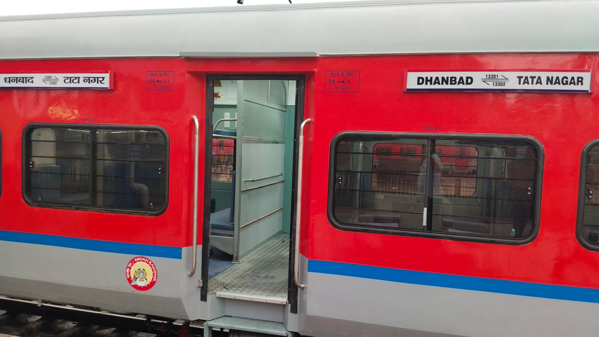 JharkhandRail's tweet photo. 13301/02 #धनबाद - #टाटानगर #स्वर्णरेखा एक्सप्रेस जल्द LHB कोच के साथ!
@drmdhnecr महोदय, अनुरोध है कि ट्रेन को #पाथरडीह व #आद्रा रिवर्सल से मुक्त कर, भाया #बोकारो_स्टील_सिटी सप्ताह में 3-4 दिन चलवाएं।
187 किमी = 7 घंटे इस युग में उचित नहीं। कृपया यात्रियों का समय बचाएं!
@dhullu_mahto जी, @mpbidyutmahato जी, संज्ञान ले, #बोकारो_स्टील_सिटी हो कर चलाने की मात वर्षों पुरानी है।
📸 सौजन्य: @i_ruhul_raja