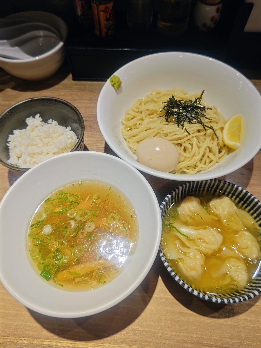 FBhF30xpoDH8TbB's tweet photo. 【中華soba いそべ】@矢口渡

白旨エビワンタンつけsoba+味付玉子
ごはん

切落しチャーシューがまさかの売切れ🥲でも大丈夫！つけ汁の中にもたっぷり細切りチャーシューが入っているのでちゃんとセルフチャー丼完成👏
山葵を麺につけて、つけ汁半分位に浸けて食べたら激ウマ😍 https://t.co/obc3KB7F2z