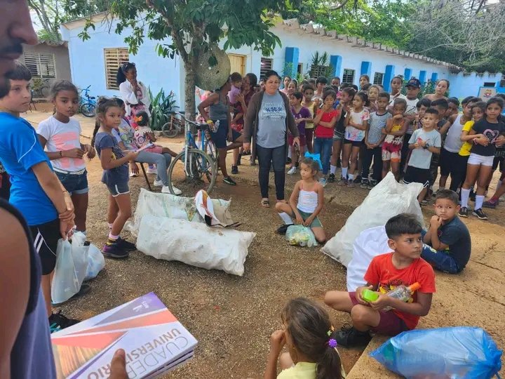 OnelEpase's tweet photo. ♻️ FESTIVAL DEL RECICLAJE ♻️
Actividad Comunitaria Aficionados ReCiclArte.
Los pequeños de la escuela Ñico López contribuyen al cuidado del medio ambiente 💚🌎♻️
#TareaVida
#FEU_UNICA
#EPASECAvila https://t.co/kMYF0B35HP