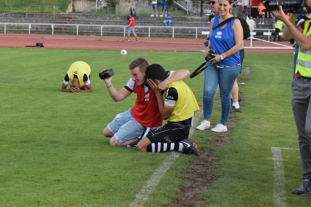 _diegoprada's tweet image. Los hay que se enfadan hasta con el hashtag. Yo todavía creo en un club en donde todos arrimen el hombro independientemente del resultado. Creo en el modelo, en su éxito y sobre todo en su gente. Muchos #Creemos en Unionistas desde el momento en que se creó y así seguirá siendo.