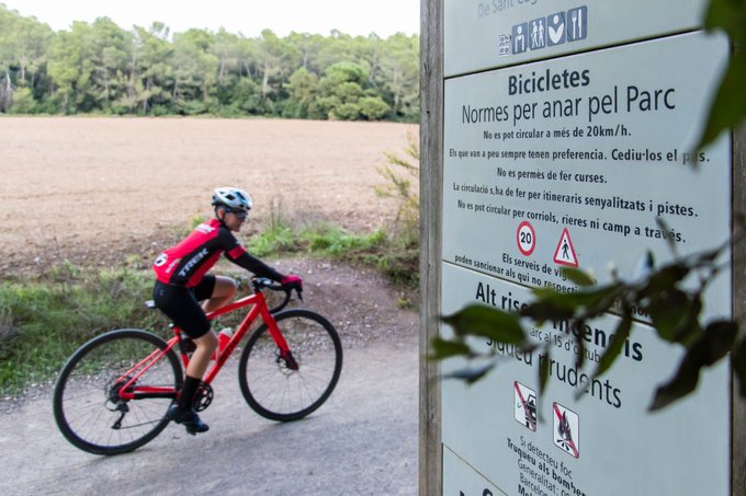 Diputació de Barcelona (@diba) on Twitter photo ‼️🚴 Si vas en bicicleta per la #XarxadeParcs, circula només per carreteres, pistes forestals o per camins de més de 3 metres d’amplada.
🔴 Per pistes i camins, la velocitat màxima és de 30 km/h (es redueix a 20 km/h al
<a href="/parcncollserola/">Parc Natural de Collserola</a> i #ParcMarina)
✅parcs.diba.cat/faqs/cicloturi… ‼️🚴 Si vas en bicicleta per la #XarxadeParcs, circula només per carreteres, pistes forestals o per camins de més de 3 metres d’amplada.
🔴 Per pistes i camins, la velocitat màxima és de 30 km/h (es redueix a 20 km/h al
<a href="/parcncollserola/">Parc Natural de Collserola</a> i #ParcMarina)
✅parcs.diba.cat/faqs/cicloturi…