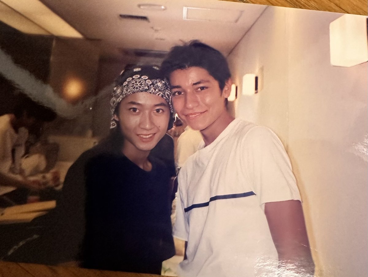 【町田慎吾オフィシャルチャンネル】

今月29日、21時から生放送です。
フリー10周年の、記念放送です。

ゲストに、秋山純さん。
電話ゲスト出演に、米花剛史さん。
同じグループで、同じ時間を過ごした仲間。
顔の濃い2人です。
昔の写真あったので、載せておきますね。
live.nicovideo.jp/watch/lv347844…