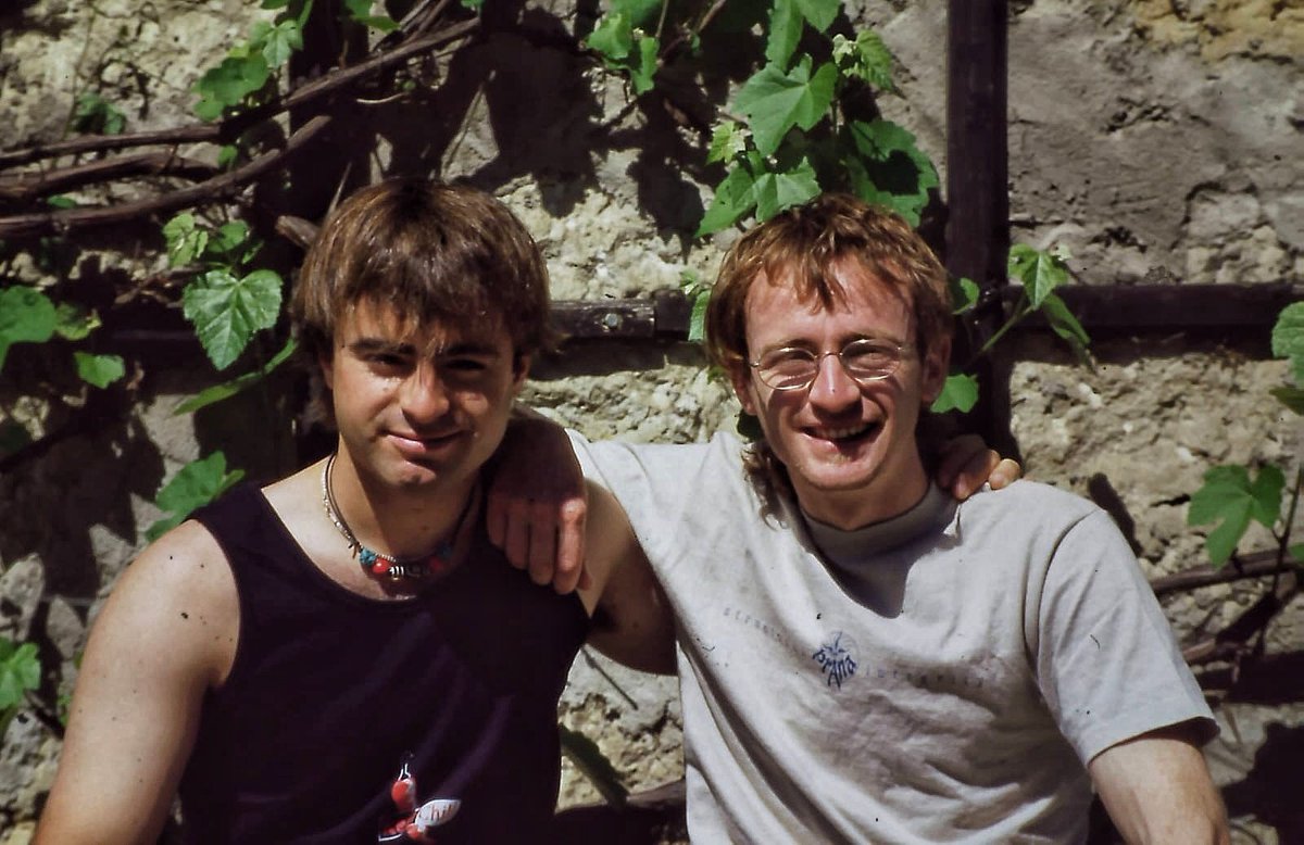 hermanospou's tweet photo. #RETROSUNDAY 2000.
25 años después y seguimos igualitos… Solo que ahora revisamos lo que comemos, las tendinitis tardan más en desaparecer y hay que entrenar con esmero para mantenerse arriba...
Pero de cara… igualitos, ¿verdad? 🤣🤣✌️

#retro #poubros #youngvibes #igualitos https://t.co/Z8tHOm88ye