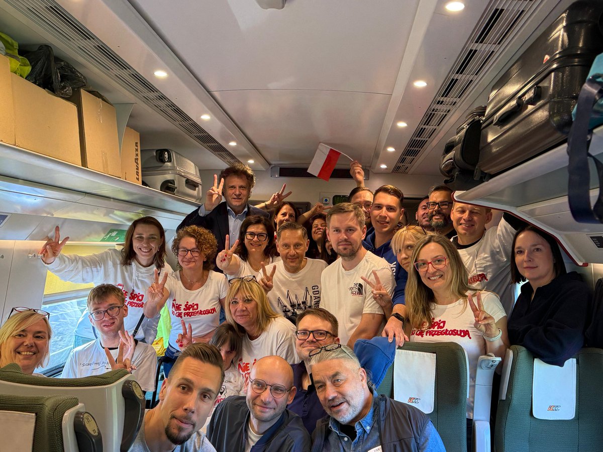 Łukasz Bejm (@lukaszbejm) on Twitter photo W drodze na #WielkiMarszPatriotów
🇵🇱🇵🇱🇵🇱
#MarszTrzaskowskiego #Trzaskowski2O25 #WygraCałaPolska
<a href="/Borawski/">Piotr Borawski</a> <a href="/aowczarczak/">Agnieszka Owczarczak</a> <a href="/Dulkiewicz_A/">Aleksandra Dulkiewicz</a> <a href="/JachimMagdalena/">Magdalena Czarzyńska-Jachim</a> <a href="/KarnowskiSopot/">Jacek K. Karnowski</a> <a href="/kklos_/">Krystian Kłos</a> <a href="/_jakubwrobel_/">Jakub Wróbel</a> <a href="/AdamNieroda/">Adam Nieroda 🇵🇱🇪🇺🇺🇦</a> <a href="/michal_hajduk/">Michał Hajduk</a> W drodze na #WielkiMarszPatriotów
🇵🇱🇵🇱🇵🇱
#MarszTrzaskowskiego #Trzaskowski2O25 #WygraCałaPolska
<a href="/Borawski/">Piotr Borawski</a> <a href="/aowczarczak/">Agnieszka Owczarczak</a> <a href="/Dulkiewicz_A/">Aleksandra Dulkiewicz</a> <a href="/JachimMagdalena/">Magdalena Czarzyńska-Jachim</a> <a href="/KarnowskiSopot/">Jacek K. Karnowski</a> <a href="/kklos_/">Krystian Kłos</a> <a href="/_jakubwrobel_/">Jakub Wróbel</a> <a href="/AdamNieroda/">Adam Nieroda 🇵🇱🇪🇺🇺🇦</a> <a href="/michal_hajduk/">Michał Hajduk</a>
