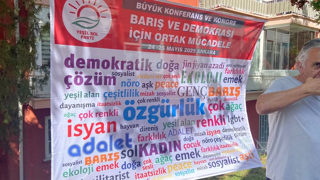 "Barış ve Demokrasi İçin Ortak Mücadele" şiarıyla dün toplanan Yeşil Sol Parti Büyük Konferans Kongresi bugünde devam ediyor. Konferansımız "Sol Bir Odak" yaratma görevini gündem yaparak ortak mücadeleye güç katmaktadır.