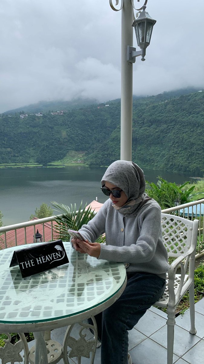 anezathella's tweet photo. 🥂 https://t.co/II33y09ao5